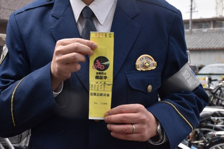 những tấm thẻ màu vàng được sử dụng trong thử nghiệm